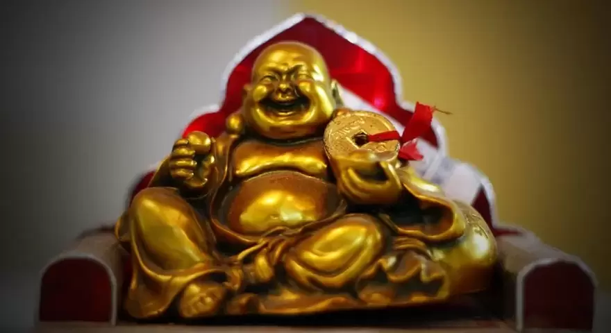 Lachender Buddha mit Glücksbringer