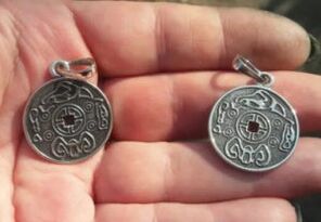 Studie über zwei königliche Amulette zur Frage der Fälschung